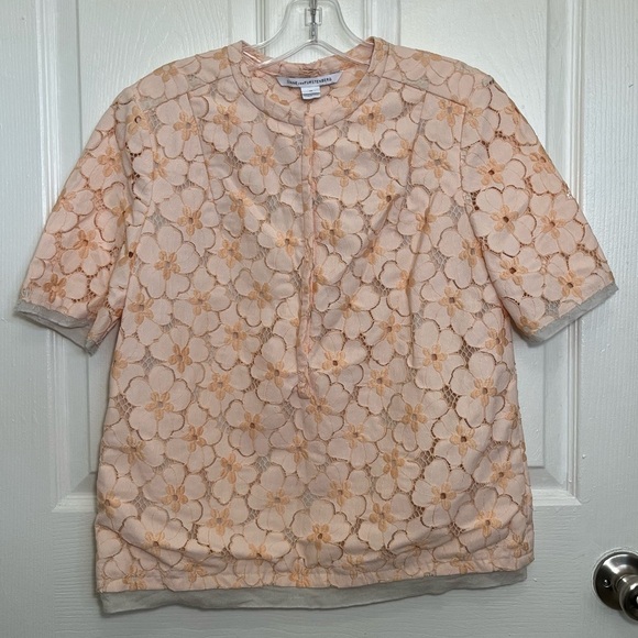 DIANA VON FURSTENBERG Lace Pattern Floral Crew Neck Button Center Top size 10 - Picture 1 of 8